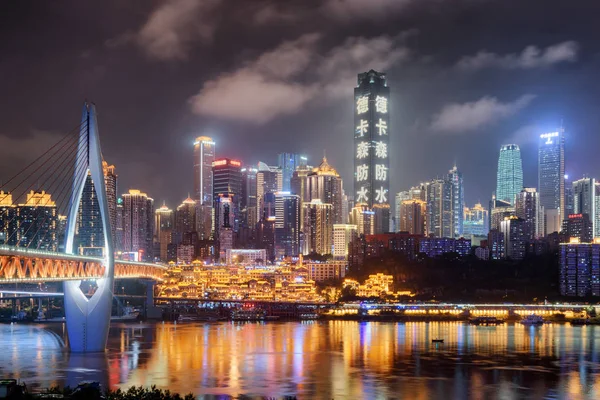 重庆摩天大楼与前厅桥的夜景 — 图库照片