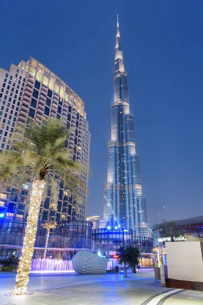 Geweldige avond uitzicht op de iconische Burj Khalifa Tower, Dubai — Stockfoto