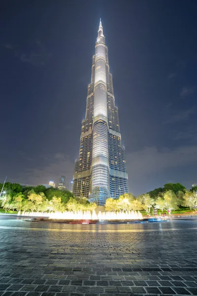 Scenic nachtzicht van de iconische Burj Khalifa Tower, Dubai — Stockfoto