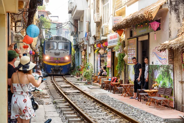 Trein door smalle straat, de oude wijk van Hanoi — Stockfoto