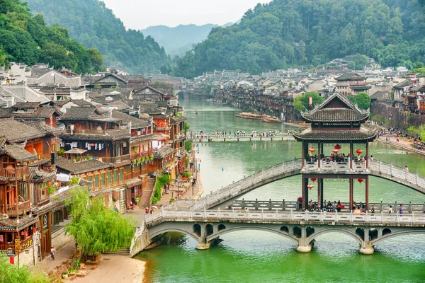 Vista de alto ângulo do rio Tuojiang e ponte cênica — Fotografia de Stock