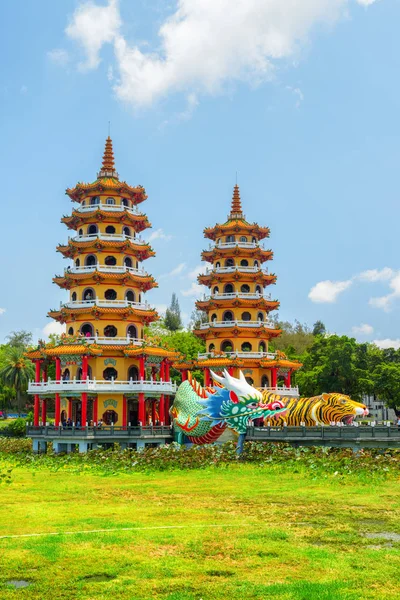 Kaohsiung, Tayvan 'daki Ejder ve Kaplan Pagoda' ları. — Stok fotoğraf