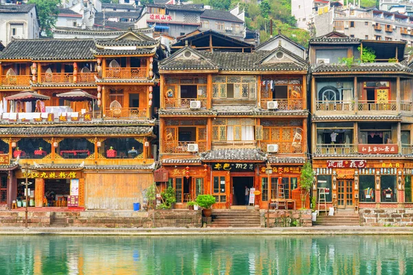 Scenic view of old traditional Chinese wooden riverside houses — Stock Photo, Image