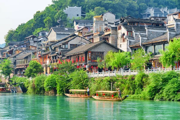 Blick auf traditionelle hölzerne Touristenboote auf dem Tuojiang-Fluss — Stockfoto