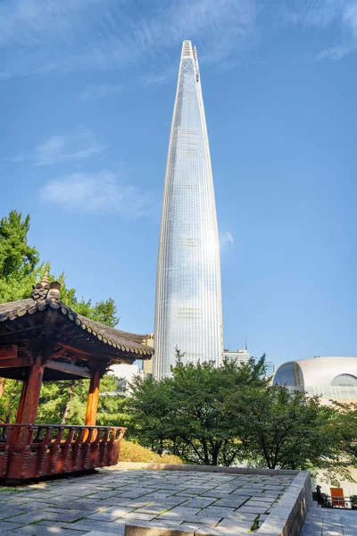 Pabellón tradicional y rascacielos en el centro de Seúl — Foto de Stock