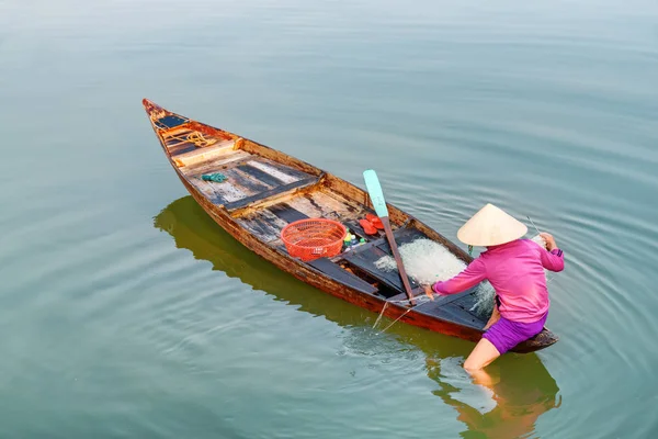 Maravillosa vista de la mujer vietnamita revisando su red de pesca —  Fotos de Stock