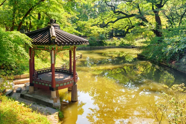 Vista incrível do pavilhão colorido em Huwon Secret Garden, Seul — Fotografia de Stock