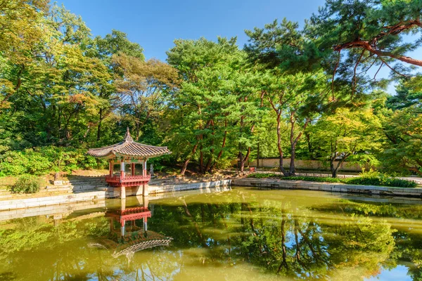 Aeryeon Jeong Pavyonu ve Seul 'deki Aeryeonji Pond' un muhteşem manzarası.