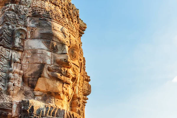 Prachtig uitzicht op reusachtige stenen gezicht van Bayon tempel, Angkor — Stockfoto