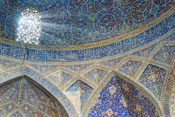 İran 'ın Seyyid Camii' nin içindeki taş oyulmuş muhteşem pencere manzarası — Stok fotoğraf