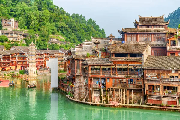 Pemandangan yang mengagumkan dari Sungai Tuojiang dan rumah-rumah tepi sungai tua — Stok Foto