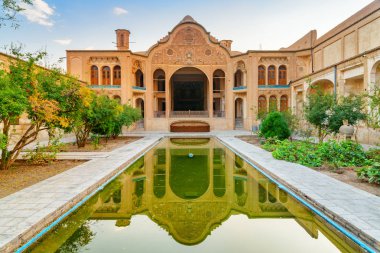 Geleneksel İran avlusunun güzel manzarası, Kashan.
