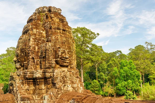 Vue fabuleuse de la tour avec des faces en pierre du temple Bayon — Photo