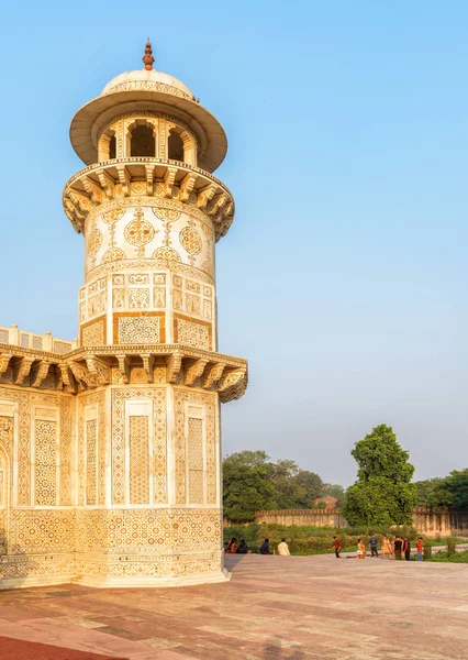 Félelmetes minaret Itimad-ud-Daulah sírjából (Baby Taj) — Stock Fotó