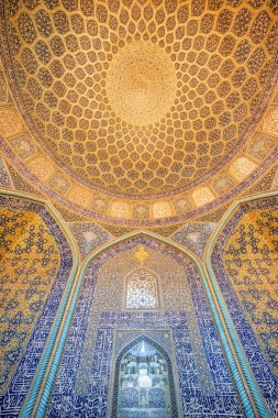 Şeyh Lotfollah Camii 'nin içindeki kubbe manzarası inanılmaz, İsfahan.