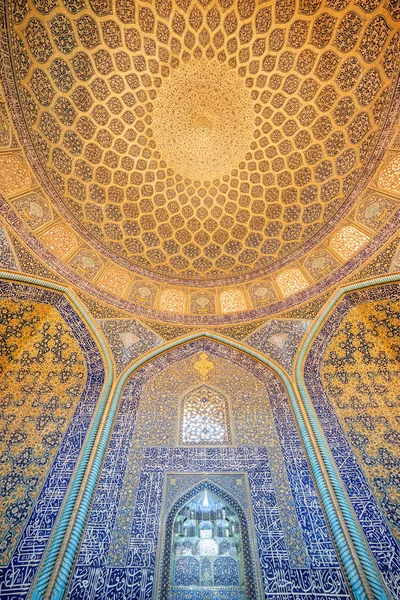 Vista incrível da cúpula dentro da mesquita Sheikh Lotfollah, Isfahan — Fotografia de Stock