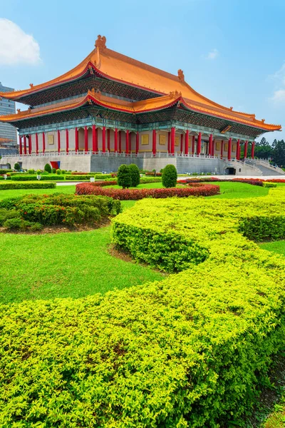 Прекрасный вид на живописный сад и Национальный театр, Тайвань — стоковое фото