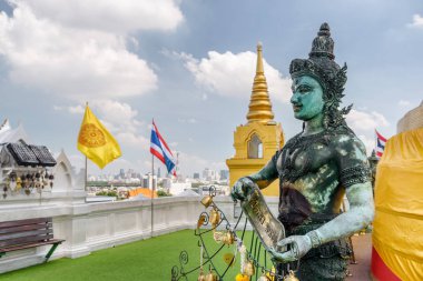 Bangkok, Wat Saket Tapınağı 'ndaki Budist heykelinin muhteşem manzarası.