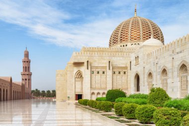 Umman 'daki Sultan Qaboos Büyük Camii' nin muhteşem avlusu.