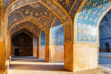 İsfahan 'daki Şah Camii' nin muhteşem kemerli geçidi.