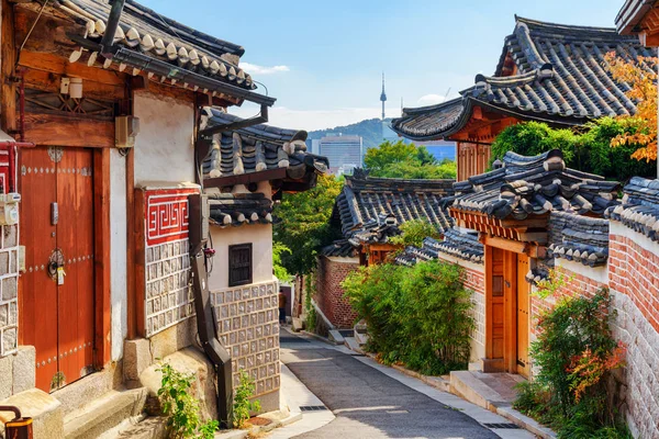 Eski dar sokakların ve geleneksel Kore evlerinin muhteşem manzarası. — Stok fotoğraf