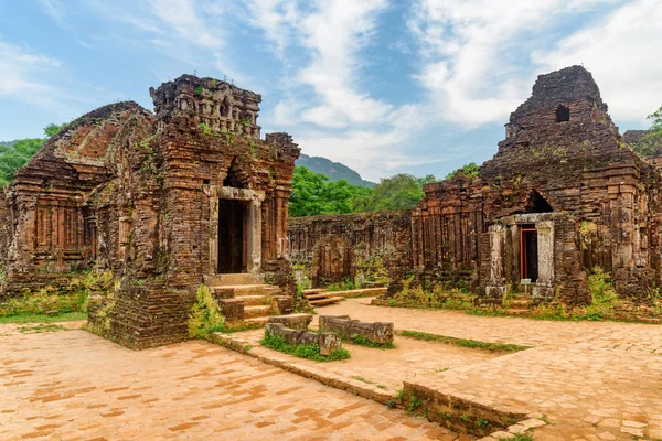 Awesome view of red brick temples of My Son Sanctuary — Stock Photo, Image