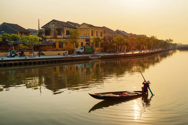 Vietnamese vrouw met traditionele hoed op boot bij zonsopgang, Hoian — Stockfoto