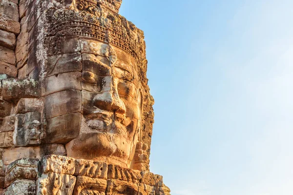 Prachtig uitzicht op reusachtige stenen gezicht van Bayon tempel, Angkor — Stockfoto