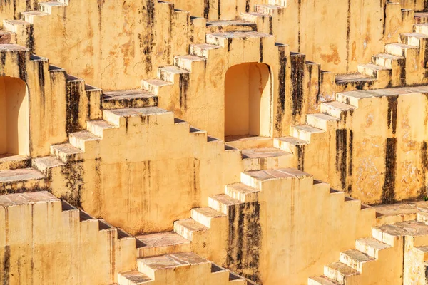 Fabulous view of steps and niches, Panna Meena ka Kund — Stock Photo, Image