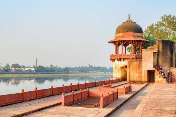 Impresionante vista del río Yamuna y el pabellón tradicional, India — Foto de Stock