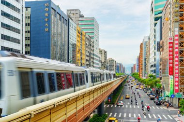 Taipei Metro treni Fuxing Road, Tayvan 'dan geçiyor.