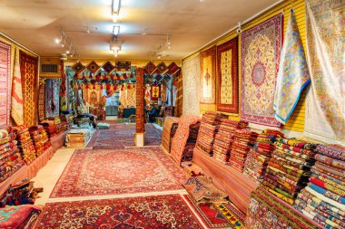 Grand Bazaar 'daki halı dükkanının iç görünüşü inanılmaz.