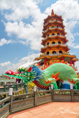 Lotus Gölü, Kaohsiung 'daki Ejderha Kulesi' nin muhteşem manzarası.