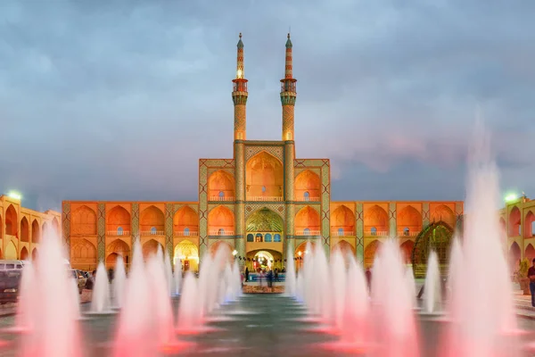 Nádherný večerní pohled na komplex Amir Chakhmaq a fontánu — Stock fotografie