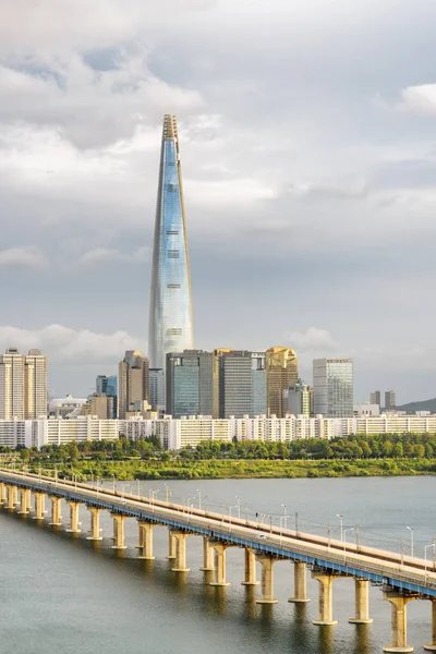 Modern kulenin manzarası ve Jamsil Demiryolu Köprüsü, Seul — Stok fotoğraf
