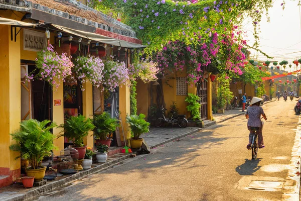 Linda vista da velha rua em Hoi An ao nascer do sol — Fotografia de Stock