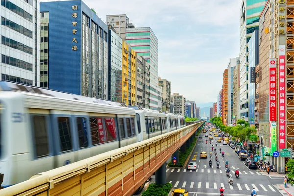 Zug der Taipei-U-Bahn über der Fuxing Road, Taiwan — Stockfoto