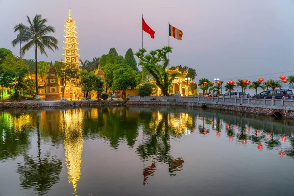 Nádherný večerní pohled na Tran Quoc Pagoda, Hanoj, Vietnam — Stock fotografie