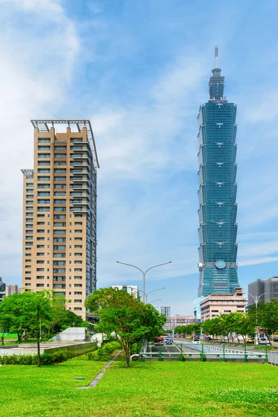 Scenisk vy över Taipei 101 och moderna bostadshus — Stockfoto