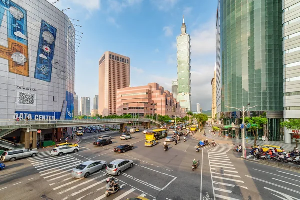 Kvällsutsikt över korsningen mellan Xinyi Road och Keelung Road — Stockfoto