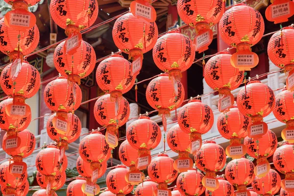 Vista impressionante de linhas cênicas de lanternas vermelhas chinesas tradicionais — Fotografia de Stock