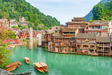Tuojiang Nehri 'ndeki ahşap turist teknelerinin muhteşem manzarası.