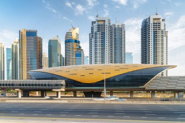 Dubai Metro 'nun Damac Emlak İstasyonu' nun muhteşem manzarası