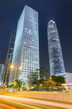 Şehir merkezindeki gökdelenlerin muhteşem gece manzarası, Hong Kong