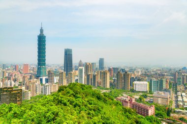 Tayvan 'da dağın tepesinden güzel bir Taipei manzarası.