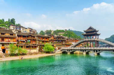 Tuojiang Nehri ve Fenghuang Köprüsü 'nün muhteşem manzarası.