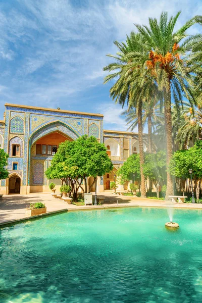 Prachtige fontein in het midden van de traditionele Perzische binnenplaats — Stockfoto