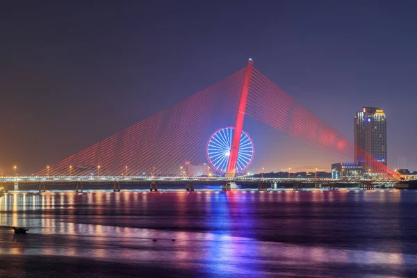 Vista noturna da Ponte Tran Thi Ly, Danang, Vietnã — Fotografia de Stock