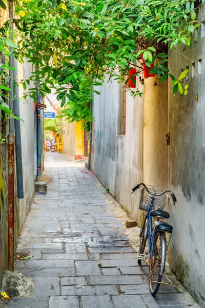 Bicycle parked near wall at Hoi An (Hoian), Vietnam — 스톡 사진