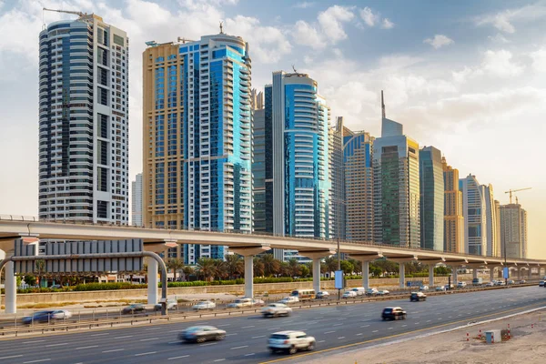 Dagstrafikken til Sheikh Zayed Road i Dubai, UAE – stockfoto